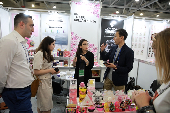Korean businesses and local Russian buyers engage in one-on-one consultations at the 2018 Korea Brand & Entertainment Expo, in Moscow on May 14.